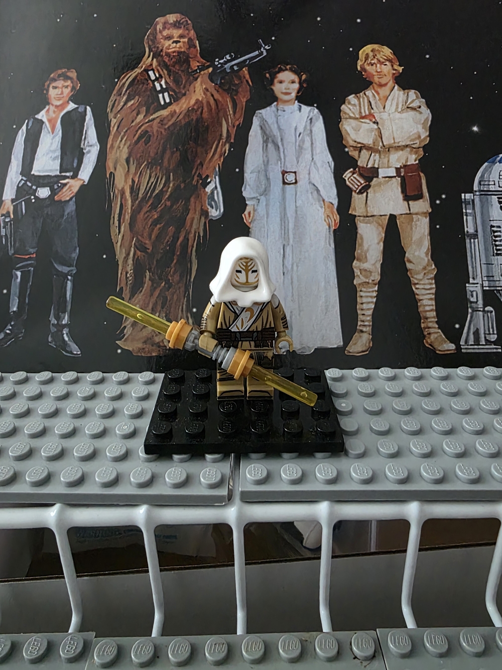 CUSTOM Star Wars Jedi Temple Guard Minifigure with Gold Lightsaber - Picture 1 of 7